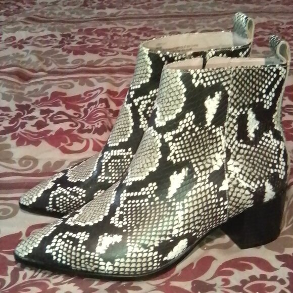 Snake skin boot for women, by Saks Fifth Avenue - Picture 1 of 4